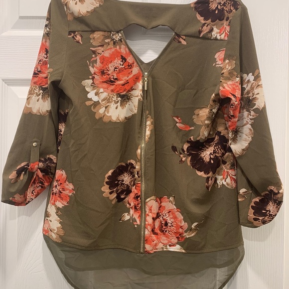 Dynamite Blouse - Picture 2 of 2